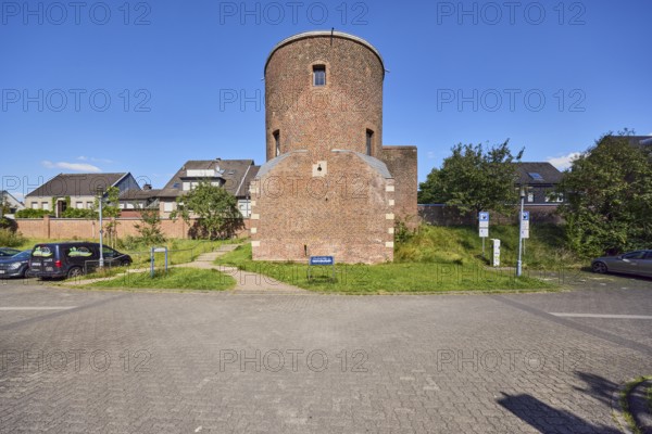Holkensturm, historic city fortification, tower, parking lot with cars, residential building, general architecture, meadow, trees, blue sky, cloudless, Butenwall, Wallstraße, Borken, Münsterland, Borken district, North Rhine-Westphalia, Germany