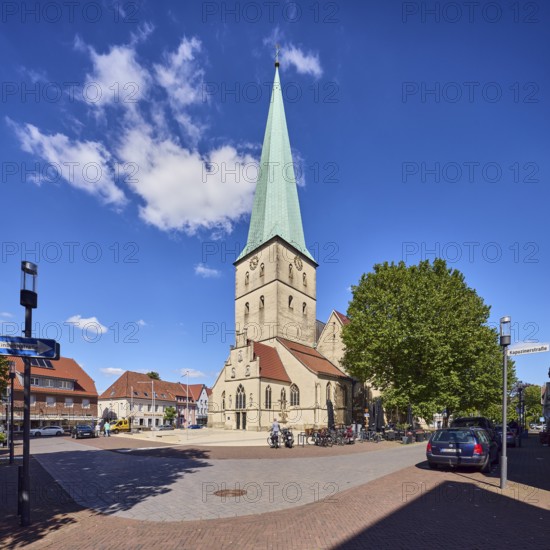 St. Remigius Catholic Church, Probsteikirche, Church Tower, Houses, General Buildings, Lantern, Parking Strip with Cars, Trees, Blue Sky, Cumulus Clouds, Confluence of Remigiusstraße in Kapuzinerstraße, Mühlenstraße, Borken, Münsterland, Borken District, North Rhine-Westphalia, Germany
