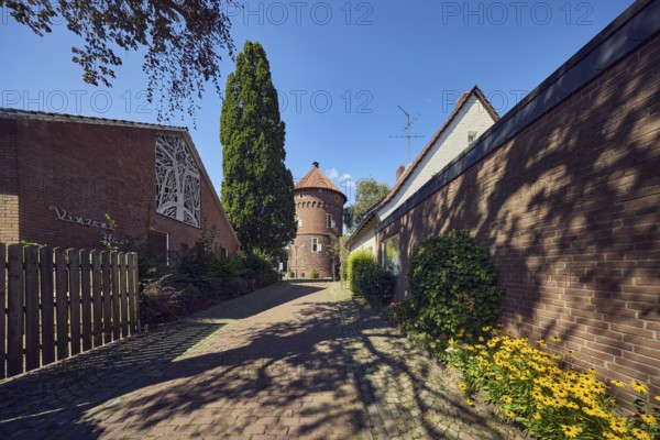 Diebesturm, registry office, historic city prison, clinker house, brick wall, general architecture, trees, blue sky, cumulus clouds, De-Wynen-Gasse, Borken, Münsterland, Borken district, North Rhine-Westphalia, Germany