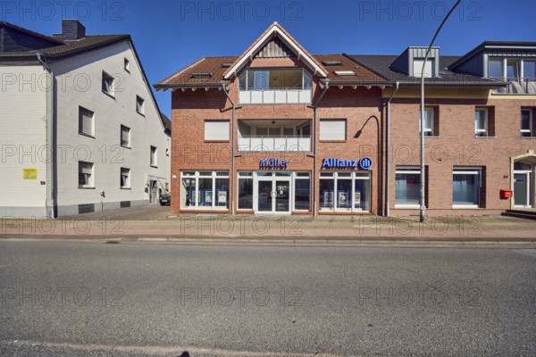 Allianz Möller, residential and commercial buildings, brick buildings, general architecture, facades with windows and shop windows, entrance, dormers, gables, entrance door, sidewalk, streets, blue sky, cloudless, Butenwall, Borken, Münsterland, Borken district, North Rhine-Westphalia, Germany