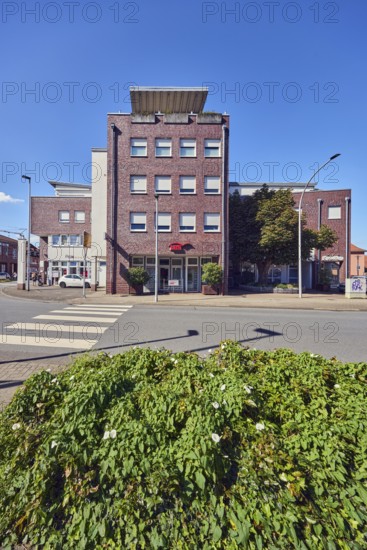 LBS Landesbausparkasse, commercial building, modern architecture, general development, pedestrian crossing, zebra crossing, lantern, street, flower bed, blue sky, cumulus clouds, Brinkstraße, Borken, Münsterland, Borken district, North Rhine-Westphalia, Germany
