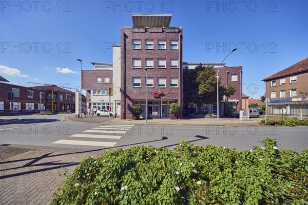 LBS Landesbausparkasse, commercial building, modern architecture, general development, pedestrian crossing, zebra crossing, lantern, street, flower bed, blue sky, cumulus clouds, roundabout between Butenwall, Bocholter Straße and Brinkstraße, Borken, Münsterland, Borken district, North Rhine-Westphalia, Germany