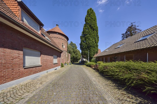Diebesturm, registry office, historic city prison, brick building, tower, residential building, clinker house, cobblestone street, trees, blue sky, tower road, Borken, Münsterland, Borken district, North Rhine-Westphalia, Germany