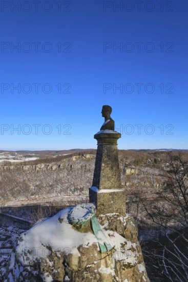 Wilhelm Hauff memorial, rocks above the Echaz Valley, monument from 1839, obelisk with bronze bust, viewpoint, historical monument, south of Lichtenstein Castle, on the eaves of the Swabian Jura, winter, snow, view, blue sky, Honau, municipality of Lichtenstein, Baden-Württemberg, Germany