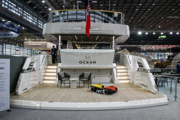 Press photo View of luxury yacht Sunseeker 90 Ocean in exhibition hall 6 by Messe Düsseldorf boot, Düsseldorf, North Rhine-Westphalia, Germany