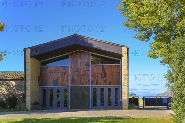 Exhibition hall in the cemetery of Großengstingen, art in the building by Anton Geiselhart, artist, entrance area, art in public space, high plateau above the Albtrauf, Großengstingen, municipality of Engstingen, district of Reutlingen, Swabian Alb, Baden-Württemberg, Germany