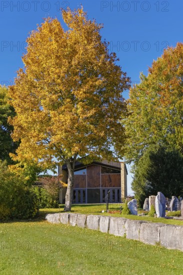 Exhibition hall in the cemetery of Großengstingen, art in the building by Anton Geiselhart, artist, entrance area, art in public space, high plateau above the Albtrauf, Großengstingen, municipality of Engstingen, district of Reutlingen, Swabian Alb, Baden-Württemberg, Germany
