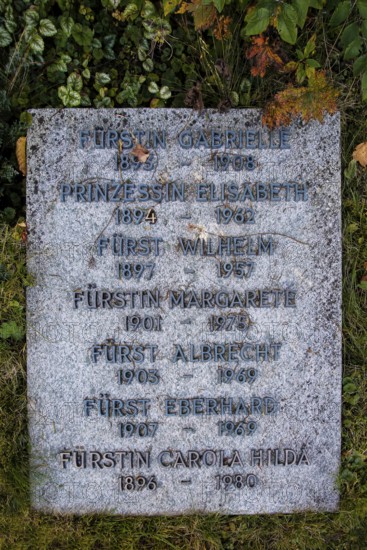 Großengstingen cemetery, tombstone, memorial stone of the ducal family at Lichtenstein Castle, writing, letters, inscription Princess Gabriele, Princess Elisabeth, Prince Wilhelm, Princess Margarete, Prince Albert, Prince Eberhard, Princess Carola Hilda, Großengstingen, Municipality of Engstingen, Reutlingen District, Swabian Alb, Baden-Württemberg, Germany