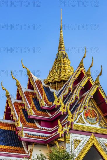 Wat Yannawa, Buddhist temple, overlapping roofs with curved chofas and Chedi temple tower, Bangkok, Thailand's metropolis, Thailand