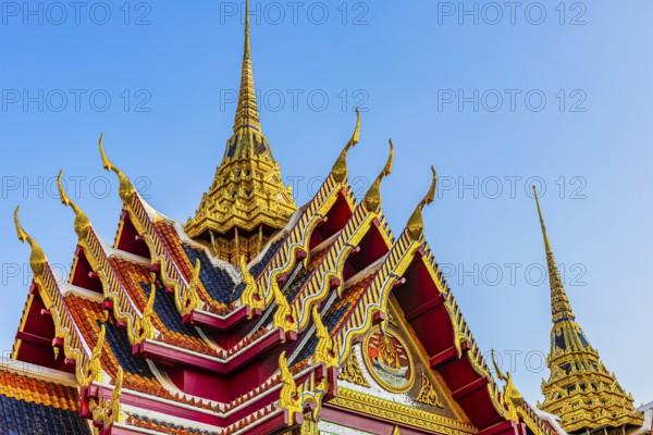 Wat Yannawa, Buddhist temple, overlapping roofs with curved chofas and Chedi temple tower, Bangkok, Thailand's metropolis, Thailand