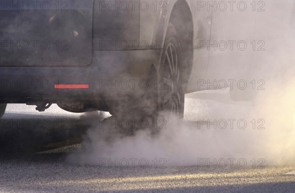 Car with internal combustion engine, winter, Germany