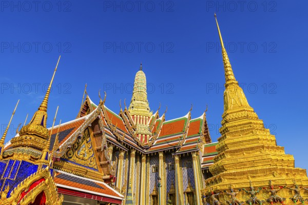 The Grand Royal Palace, Wat Phra Kaeo Buddhist Temple, buildings with overlapping roofs with curved chofas, the golden chedi, in the back the royal pantheon, Prasad Phra Thepbidon, Phra Nakhon, Bangkok, Thailand's metropolis, Thailand