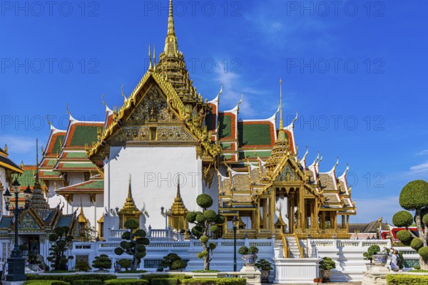 The Grand Royal Palace, trees with spherical branches, in the back the Chakri Maha Prasad throne hall with overlapping roofs and curved chofas, Phra Nakhon, Bangkok, Thailand's metropolis, Thailand