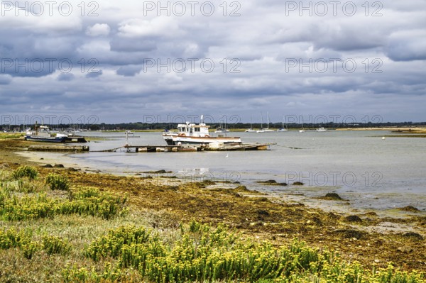 Boats over Hurst Point Lighthouse and Hurst Castle, Hurst Spit, Milford on Sea, Lymington, Hampshire, UK