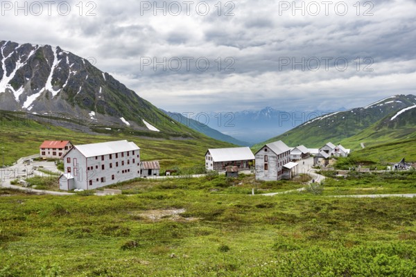 Building of the former Gold Mine Independence Mine in mountainous landscape, Independence Mine State Historical Park, Hatcher Pass, Talkeetna Mountains, Alaska, USA