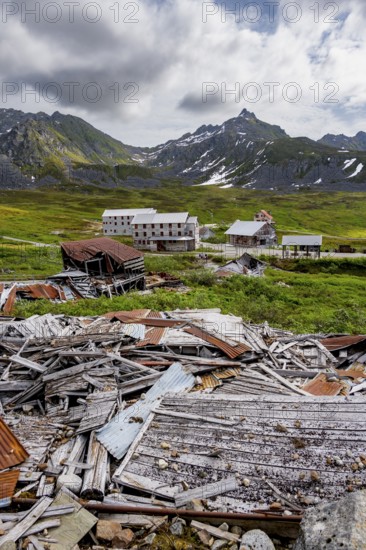 Crumbling mill and former Gold Mine Independence Mine building in mountainous landscape, Independence Mine State Historical Park, Hatcher Pass, Talkeetna Mountains, Alaska, USA