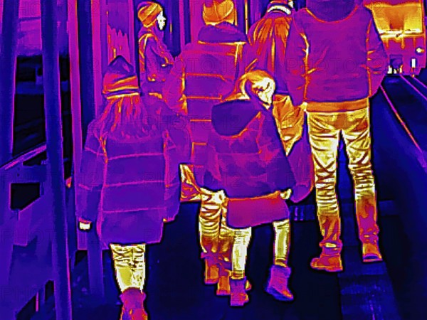 Thermal image or thermography, symbolic photo, interpolated. Family with children traveling in urban areas. Stuttgart, Baden-Württemberg, Germany