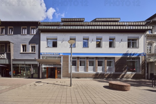 Volksbank Bühl eG, Beratungscenter Kehl, pedestrian zone, general architecture, commercial building, row of houses, façade with windows and shop windows, entrance, lantern, shops, retail, city center, blue sky, cumulus clouds, main street, Kehl, Upper Rhine Plain, Ortenaukreis, Baden-Württemberg, Germany