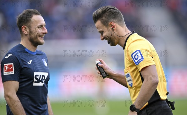 Referee Daniel Schlager in discussion with Vladimir Coufal TSG 1899 Hoffenheim (34) PreZero Arena, Sinsheim, Baden-Württemberg, Germany