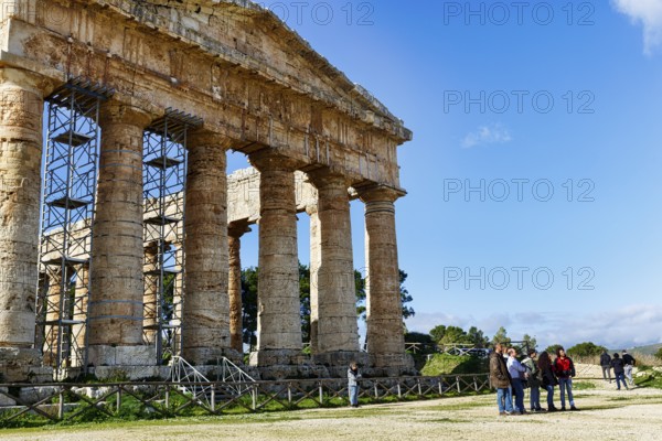 Elymian Doric Temple, ruins, ancient city of Segesta, tourist group, archaeological site on Monte Barbaro, Calatafimi, Trapani province, northwest, Sicily, southern Italy, Italy