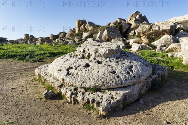 Stone column, base in the ruins of Temple G, destruction, ancient Greek city Selinunte, acropolis, Doric building style, archaeological site, Selinunte, Castelvetrano, Trapani, Sicily, Italy
