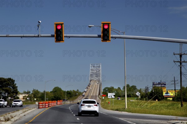 A bridge across a road with traffic lights and passing cars in the Mississippi Valley, Mississippi Valley, USA