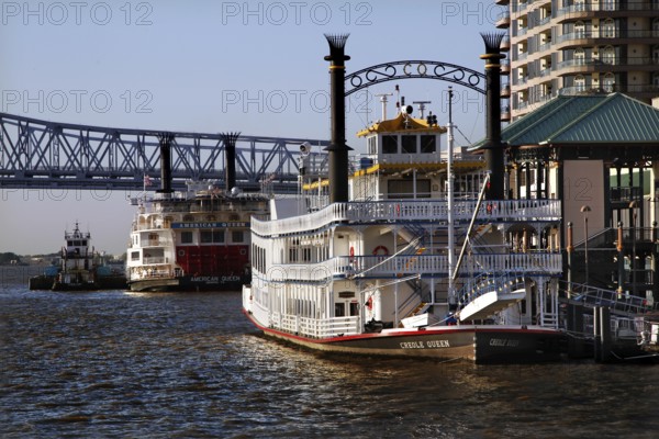 Paddle steamer and bridge at the New Orleans River Front, New Orleans, Louisiana, USA