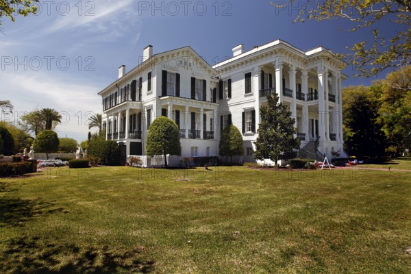 Large Southern-style mansion with well-kept garden in Nottoway Plantation, null