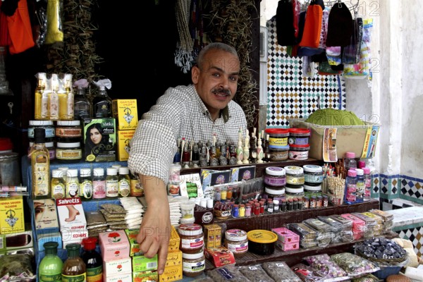 Cosmetic seller at his stand in Place Neijarine with traditional products, Fez, Fès-Boulemane, Morocco