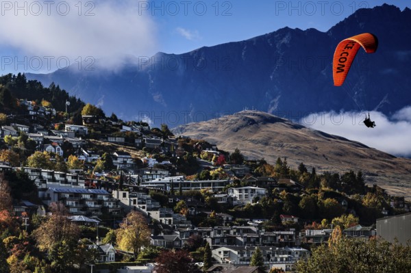 Paragliders over the Queenstown mountains, a picture full of adventure, Queenstown, New Zealand