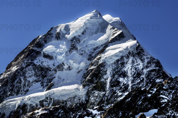 The snow-capped peak of Aoraki under clear skies, New Zealand, zero