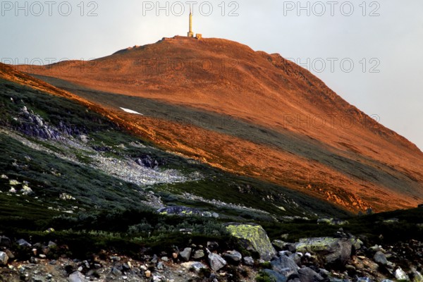 Gaustatoppen in the morning light, reddish-golden rocks and a clear view in the Hardangervidda, zero