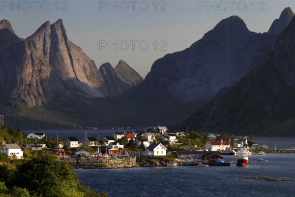 Hamnøay village with a view of the sea and distinctive mountain scenery of Lofoten, Hamnøay, Moskenesøy, Norway