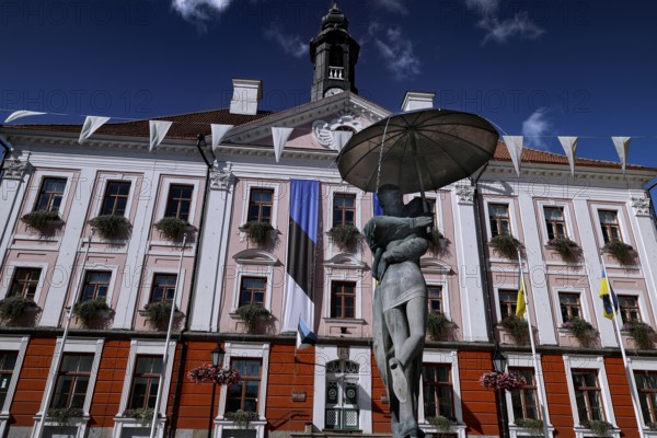 Well-known sculpture of kissing students in front of the late classical town hall on Tartu Town Hall Square, Rathausplatz, Rathausplatz, Tartu, Estonia
