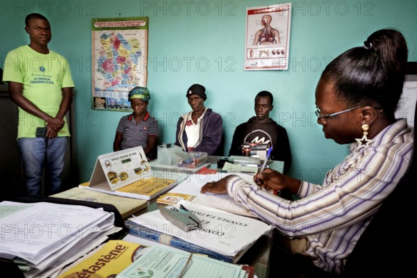 Patient interview at CI Korhogo with several people in an office, Korhogo, CI, Côte d'Ivoire