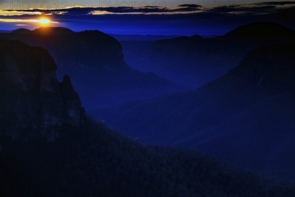 Sunrise at Govett's Leap Lookout over the Grose Valley in the Blue Mountains, Blue Mountains, NSW, Australia