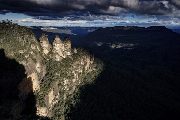 Panorama of the iconic Three Sisters rock formation at Echo Point in the Blue Mountains, Blue Mountains, NSW, Australia