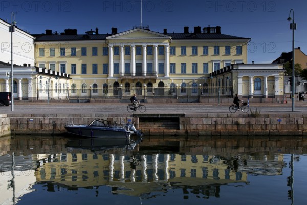 Presidential Palace on Kauppatori in Helsinki with majestic architecture and water reflections, Helsinki, Uusimaa, Finland
