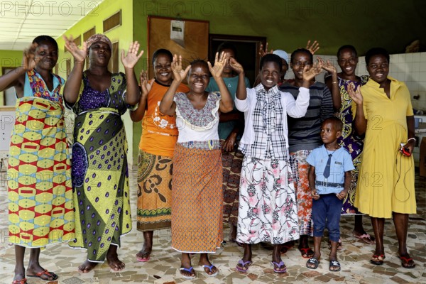 Happy group of woman and a child posing smiling for a group photo, Bouaké, null, Côte d'Ivoire