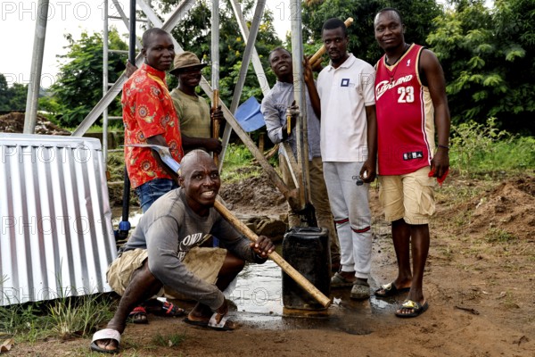 Joint work at the well in a psychiatric rehabilitation center for men in Dar Es Salam, CI Bouaké, Dar Es Salam, Ivory Coast