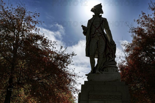 James Cook monument surrounded by autumn leaves in Christchurch in sunlight, Christchurch, zero, New Zealand