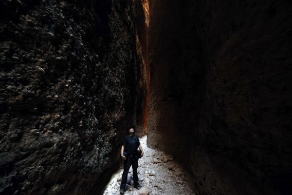 Narrow path through the high, shady walls of Echidna Chasm in Purnululu National Park, Purnululu National Park, Western Australia, Australia