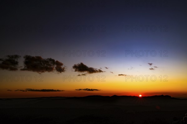 Sunset at Reed Lookout in the Grampian Mountains, the sky shows warm colors, Grampian Mountains, VIC, Australia
