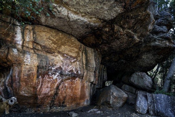 Rock painting and natural cave in Nourlangie, Kakadu National Park, Nourlangie, Northern Territory, Australia