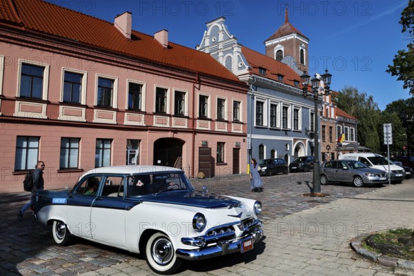 Town Hall Square, Rathausplatz, Rathausplatz in Kaunas with vintage cars and historic buildings under blue sky, Kaunas, Kaunas, Lithuania