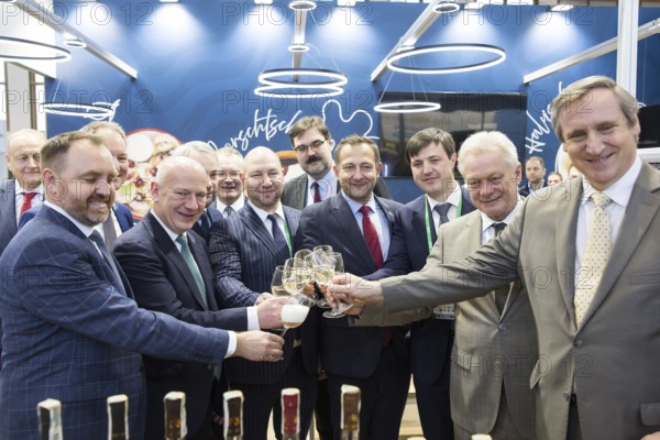 Taras Vysotskyierster (Deputy Minister of Agrarian Policy and Food in Ukraine) and Ruslan Illichov (Director General, Federation of Employers of Ukraine) together with Alios Rainer (Federal Minister of Agriculture, Food and Home Affairs), Kai Wegner (Governing Mayor of Berlin), Joachim Rukwied (President of the German Farmers' Association e. V.) and Christophe Hansen (Commissioner for Agriculture and Rural Development) toasting with wine at the Ukrainian stand during the opening tour of the Green Week at the Berlin Exhibition Centre on 16 January 2026.V.) and Christophe Hansen (Commissioner for Agriculture and Rural Development) toasting with wine at Ukraine's stand during the opening tour of the Green Week at the exhibition grounds in Berlin on 16 January 2026. The trade fair for the agricultural and food industry will take place from 16-25 January 2026