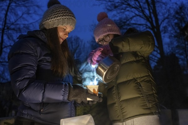 Symbolic picture blackout, extensive, prolonged power failure, in private surroundings, without electricity, heating, water, cooking, heating food and water with a gas-powered camping stove, on the balcony