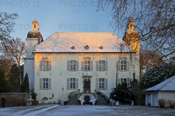 Schloss Lauersfort im winter, Moers, Wesel District, Lower Rhine, North Rhine-Westphalia, Germany