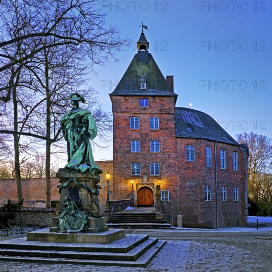 Moers Castle with the monument to Electress Louise Henriette of Brandenburg early in winter, Moers, Lower Rhine, North Rhine-Westphalia, Germany