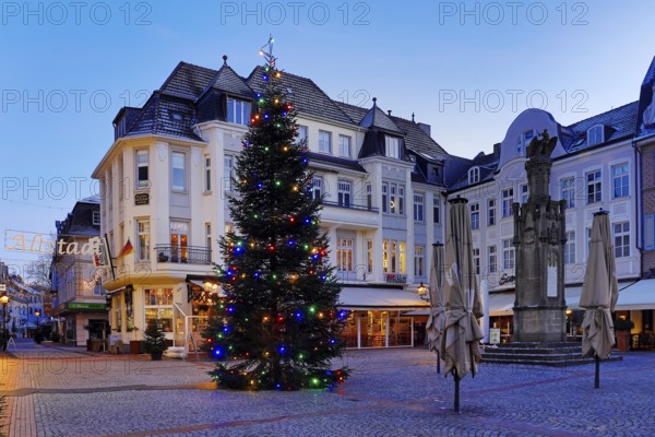 Christmas tree on the Altmarkt at dusk, Altstadt, Moers, Ruhr area, North Rhine-Westphalia, Germany